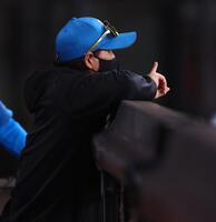 ６回、戦況を見つめる新庄監督（撮影・中島達哉）