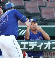 ３回、２ランを放ったサノーを迎える井上監督（右）＝撮影・北村雅宏