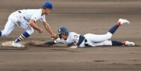６回、けん制でタッチアウトになる有明・山崎暁斗（撮影・高部洋祐）