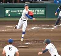 ６回、けん制で二走の有明・山崎暁斗（右手前）をアウトにする健大高崎・石垣聡志（撮影・高部洋祐）