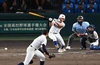 タイブレークの１０回、サヨナラの内野安打を放つ健大高崎・石田雄星（撮影・高部洋祐）