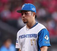 ３回、４失点し、うつむきながらベンチに戻る伊藤（撮影・中島達哉）