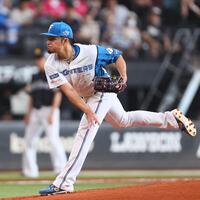 １回、力投する伊藤（撮影・中島達哉）
