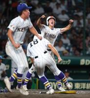 タイブレークの１０回、健大高崎・石田雄星の二ゴロで三走健大高崎・藤村勇也が生還、サヨナラとなる（撮影・坂部計介）