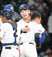 有明・斉藤遼汰郎（手前）と健闘をたたえ合う健大高崎・石垣聡志（撮影・中田匡峻）