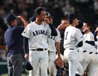 健大高崎に敗れ、悔しそうな有明・高見一茂監督（撮影・中田匡峻）