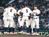 ９回、ピンチで伝令に向かう有明・工修哉（右端）＝撮影・中田匡峻