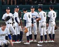９回、マウンドに伝令に向かった有明・工修哉（右から３人目）＝撮影・高部洋祐