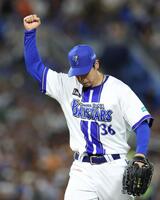 ７回を投げ終え、静かに拳を突き上げる尾形（撮影・伊藤笙子）