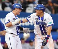 １回、宮崎の２点適時二塁打で一塁から生還し、牧（左）に迎えられる筒香（撮影・伊藤笙子）