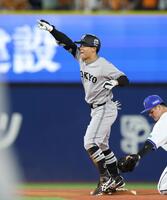 ８回、左中間へ適時二塁打を放ち、塁上で喜ぶ佐々木（撮影・伊藤笙子）