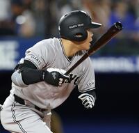 ８回、左中間へ適時二塁打を放つ佐々木（撮影・伊藤笙子）
