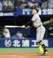 ５回、左犠飛を打ち上げる浦田（撮影・伊藤笙子）