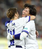 ９回、サヨナラ打を放ち、戸柱（左）と抱き合う宮下（撮影・伊藤笙子）