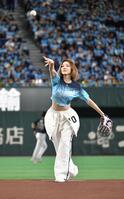 セレモニアルピッチを務めるＨｅａｒｔｓ２Ｈｅａｒｔｓのジウ（撮影・持木克友）