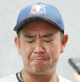 　取材中に声を詰まらせる村田監督（撮影・中田匡峻）