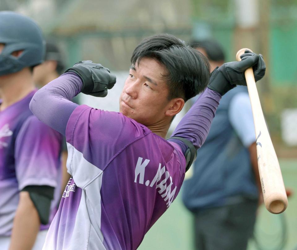 　ロングティーを繰り返して打ち込む花巻東・萬谷（撮影・立川洋一郎）