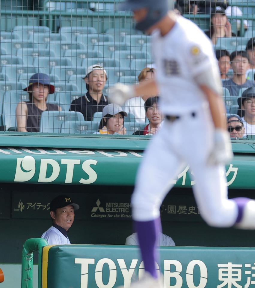 ２回、先制ソロを放った天理・金本相有（手前）を見つめる三重・沖田展男監督（撮影・西田忠信）
