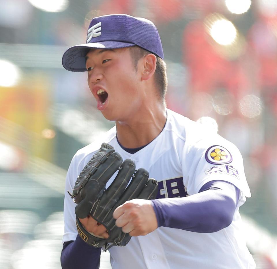 ５回を無失点に抑えガッツポーズする天理・橋本桜佑（撮影・西田忠信）