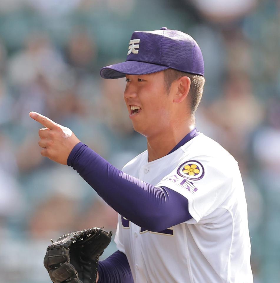 ４回を投げ終えベンチに戻る天理・橋本桜佑＝甲子園（撮影・西田忠信）