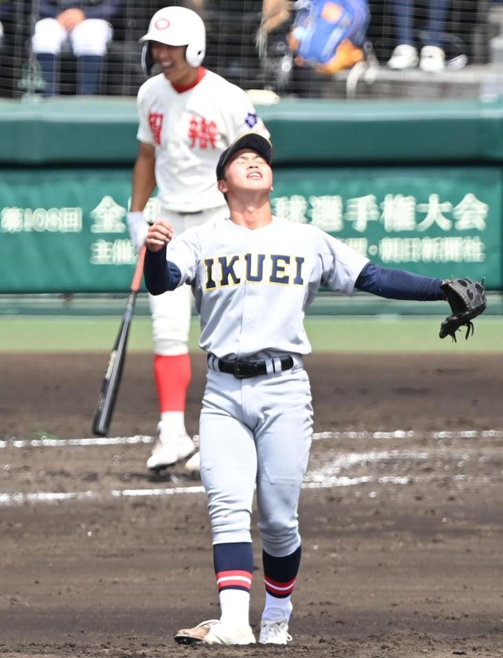 １回、智弁和歌山・長友悠成（奥）に死球を与え、天を仰ぐ仙台育英・古川諒弥（撮影・高部洋祐）