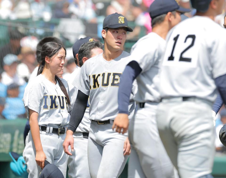 智弁和歌山に敗れ、整列する仙台育英・星よつはマネジャー（左）らナイン（撮影・西田忠信）