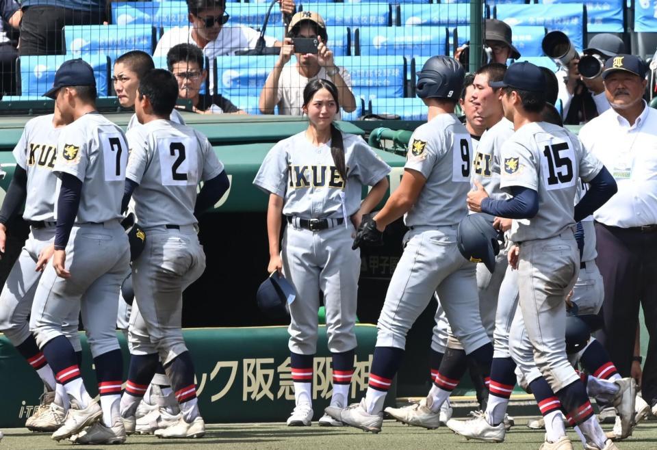 智弁和歌山に敗れたナインを迎える仙台育英・星よつはマネジャー（中央）＝撮影・高部洋祐