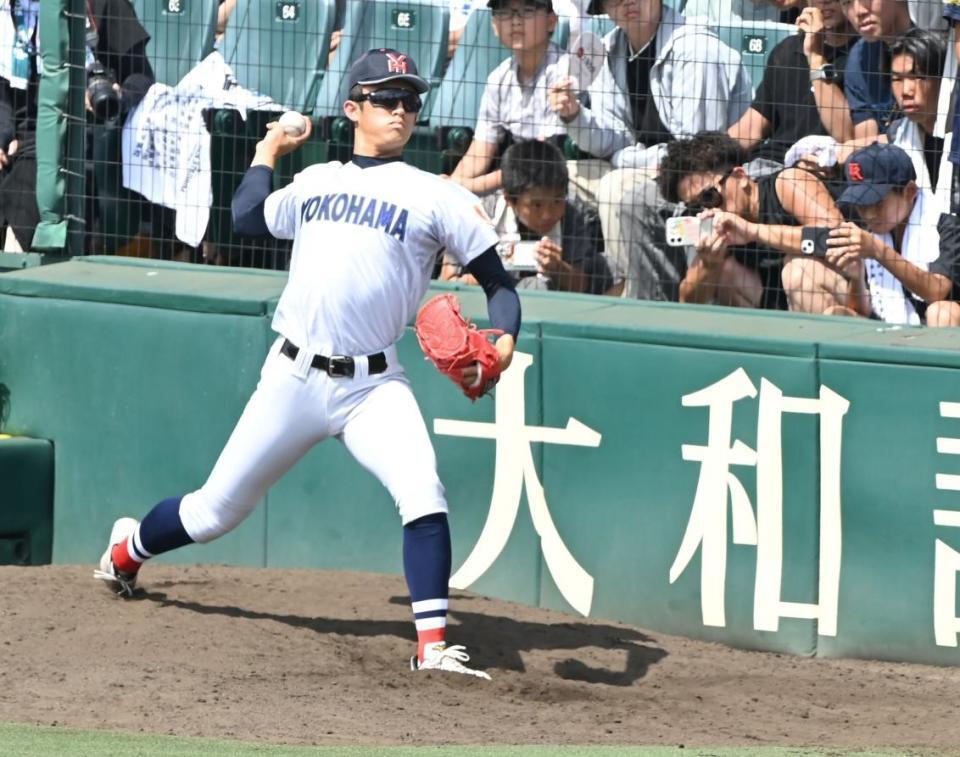 試合前、横浜・織田翔希の投球練習に観客も大注目（撮影・高部洋祐）