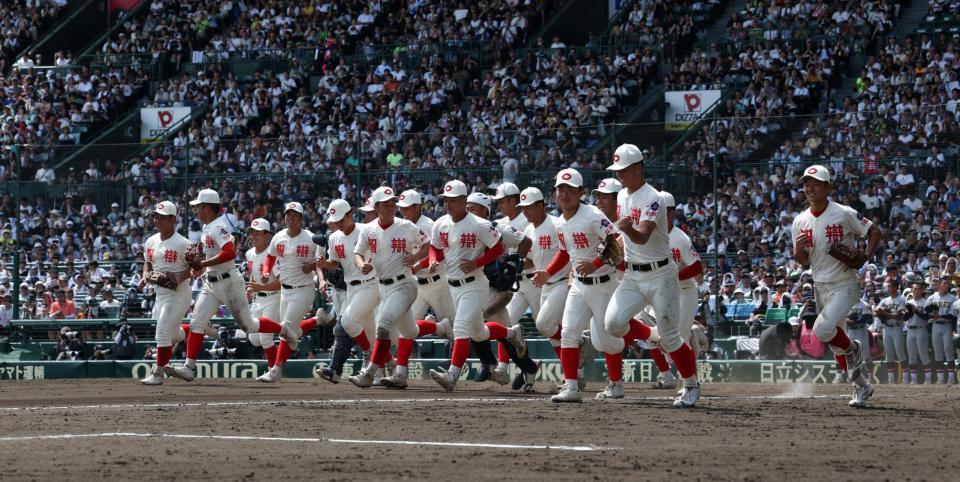 仙台育英に勝利し、駆け出す智弁和歌山ナイン（撮影・中田匡峻）
