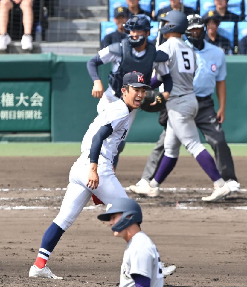 １回、花巻東・古城大翔（５）を三振に仕留めた横浜・織田翔希（撮影・高部洋祐）