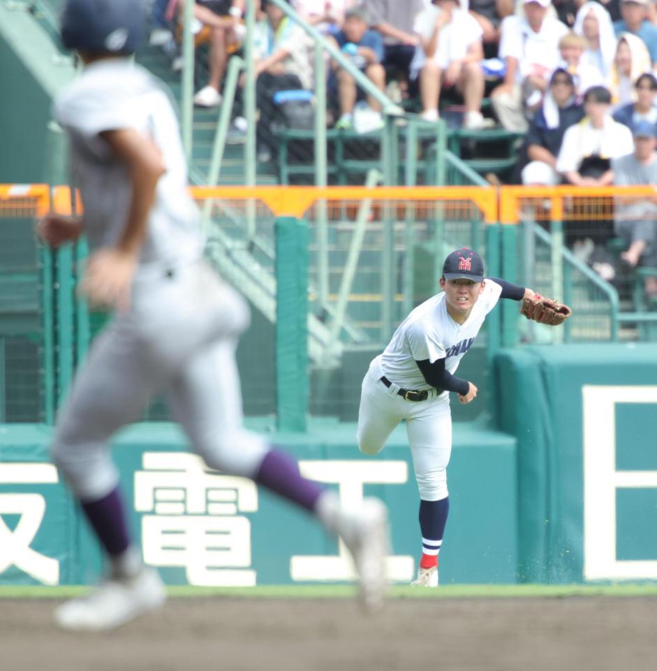 ３回、花巻東・古城大翔の打球を本塁へ好返球する横浜・江坂佳史（撮影・坂部計介）