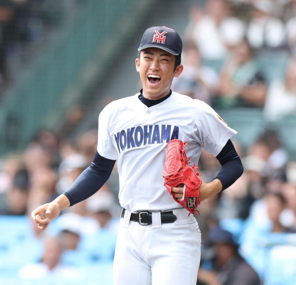３回、花巻東・古城大翔に左前打を浴びるも、左翼手・江坂佳史が本塁へ好返球し、得点を許さず笑顔を見せる横浜・織田翔希（撮影・中田匡峻）