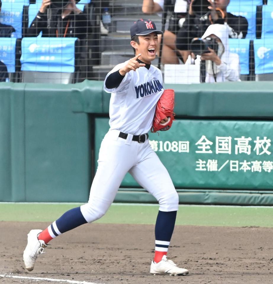 ３回、花巻東・古城大翔に安打を許すも、味方の好守で無失点で切り抜け、笑顔でベンチに戻る横浜・織田翔希（撮影・高部洋祐）