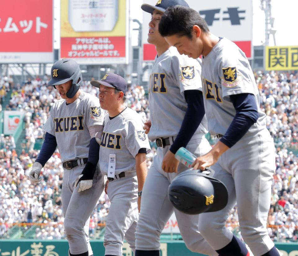 智弁和歌山に敗れ、選手に声をかける仙台育英・須江航監督（左から２人目）＝撮影・西田忠信