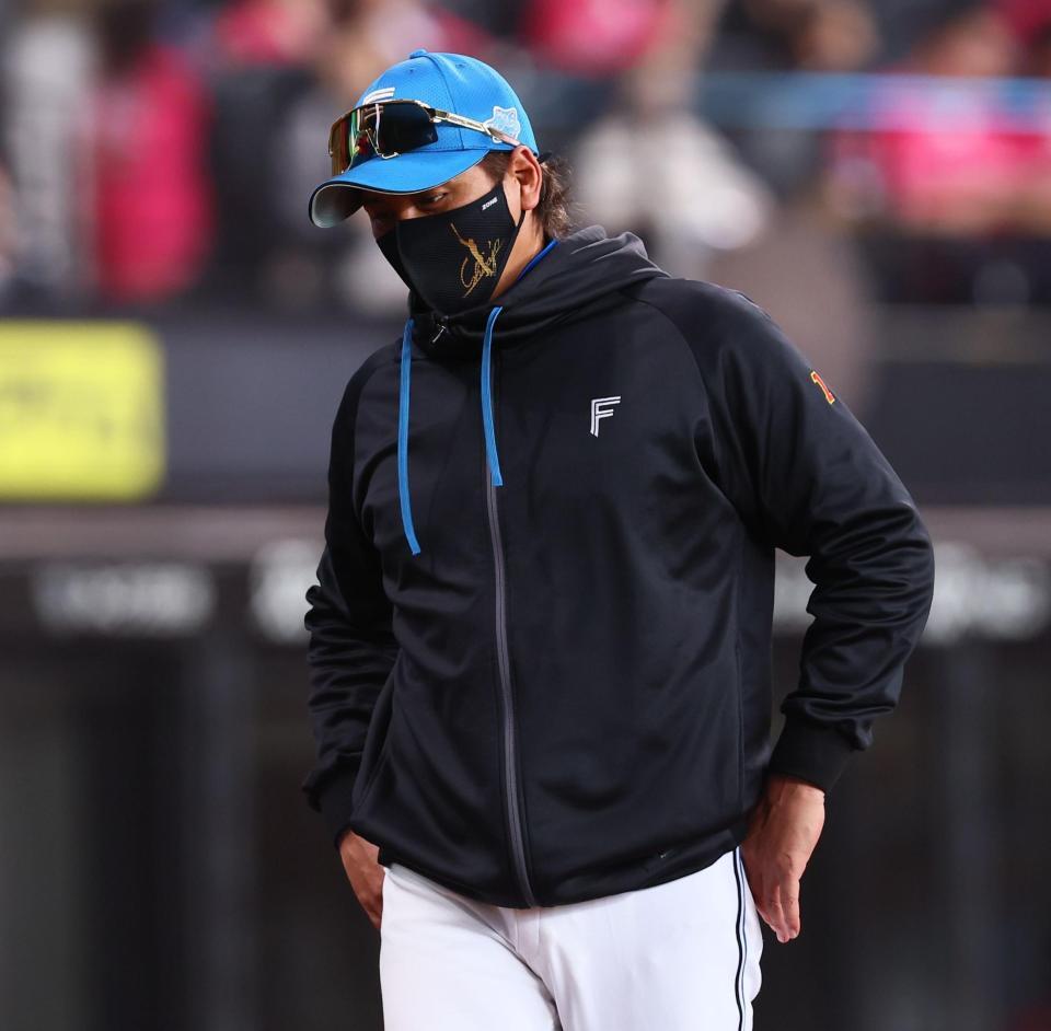 ３回終了後、選手交代を告げ、うつむきながらベンチに戻る新庄監督（撮影・中島達哉）