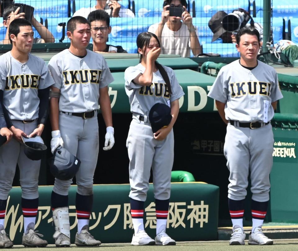 智弁和歌山に敗れ涙する仙台育英・星よつはマネジャー（中央）＝撮影・高部洋祐