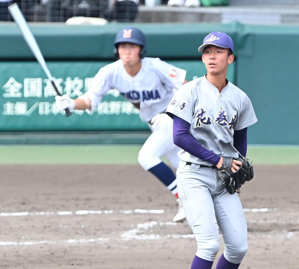 ４回、横浜・小林大雅（奥）に適時打を許す花巻東・萬谷堅心（撮影・高部洋祐）