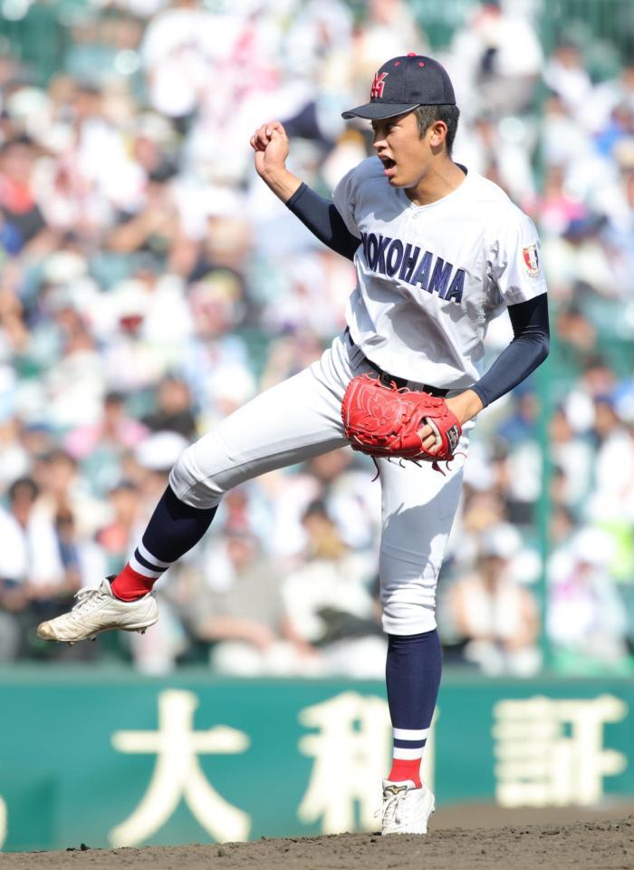 ６回、打者花巻東・赤間史弥の時、横浜・織田翔希はこの日２度目の球速１５６キロをマーク（撮影・坂部計介）