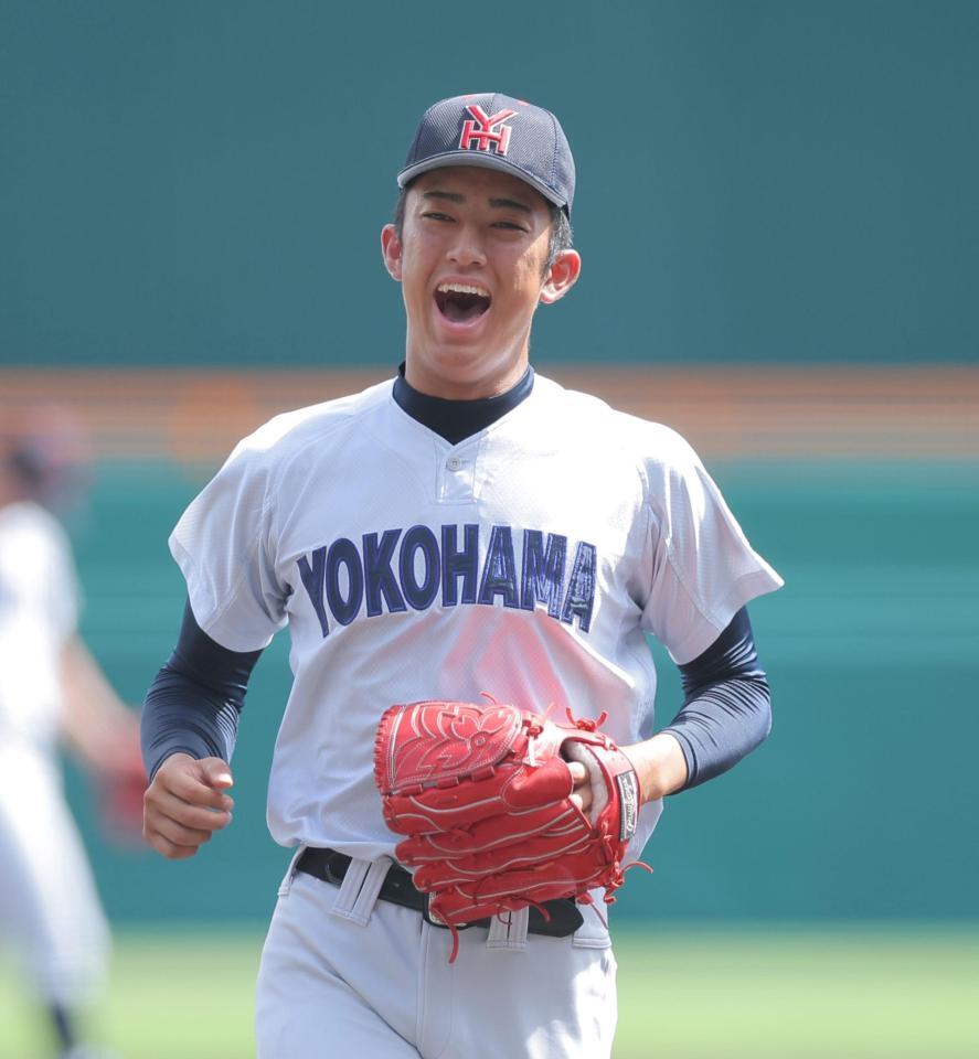 １回、花巻東・粒来琉雲を捕邪飛に仕留め笑顔の横浜・織田翔希（撮影・西田忠信）