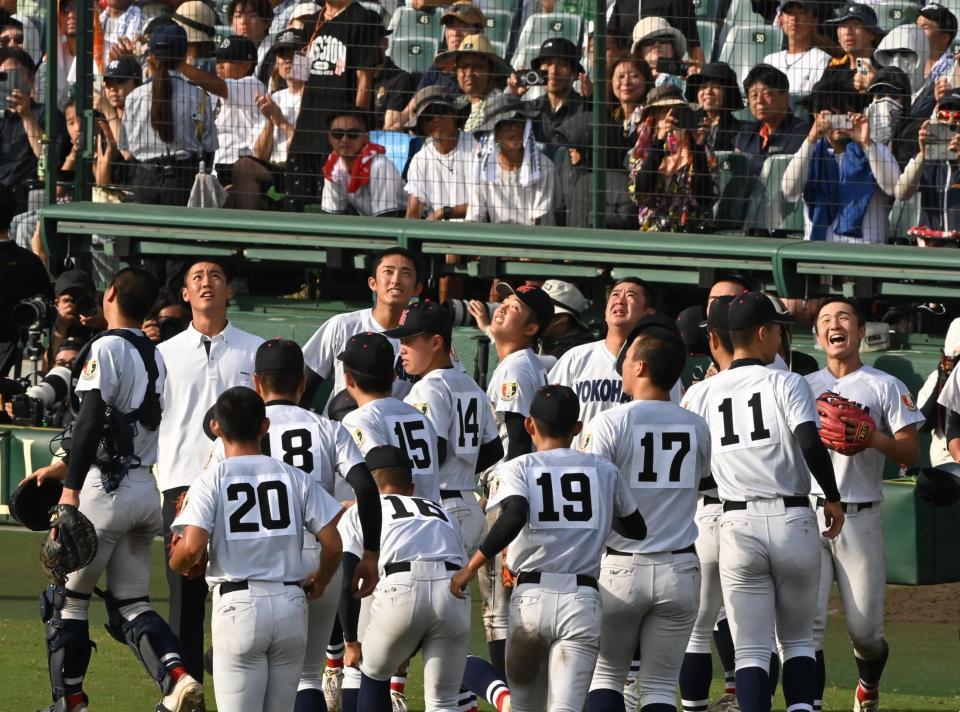 花巻東に勝利し、天に向かって笑顔を見せる横浜・織田翔希、横浜・村田浩明監督ら横浜ナイン（撮影・高部洋祐）