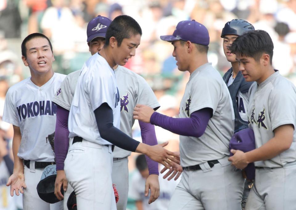 花巻東・赤間史弥（右）と握手をかわす横浜・織田翔希（撮影・坂部計介）