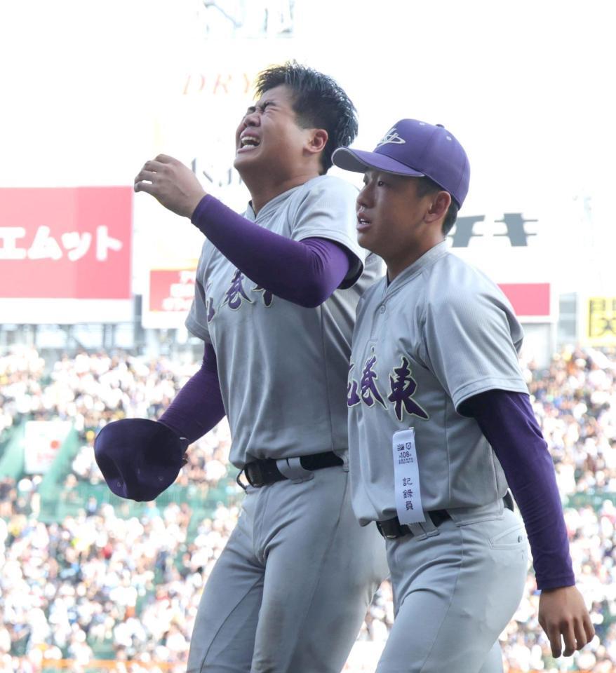 準決勝進出ならず、涙を流し引き揚げる花巻東・古城大翔（撮影・坂部計介）