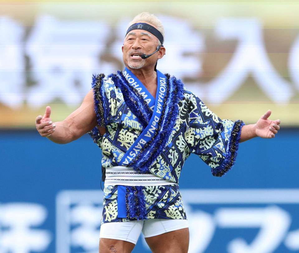 試合前に漢気を注入した角田信朗（撮影・伊藤笙子）
