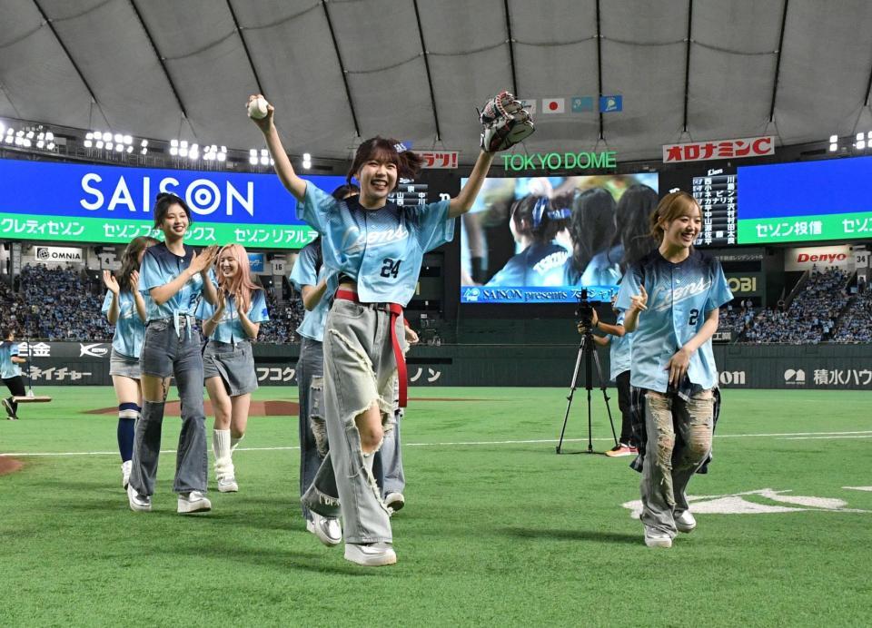 セレモニアルピッチを務めたＭ：ＩのＴＳＵＺＵＭＩ（撮影・持木克友）
