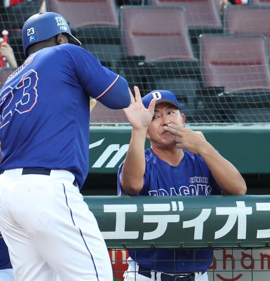 ３回、２ランを放ったサノーを迎える井上監督（右）＝撮影・北村雅宏