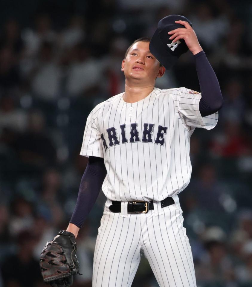 タイブレークの１０回、サヨナラ負けを喫し、マウンド上で呆然とする有明・斉藤遼汰郎（撮影・坂部計介）