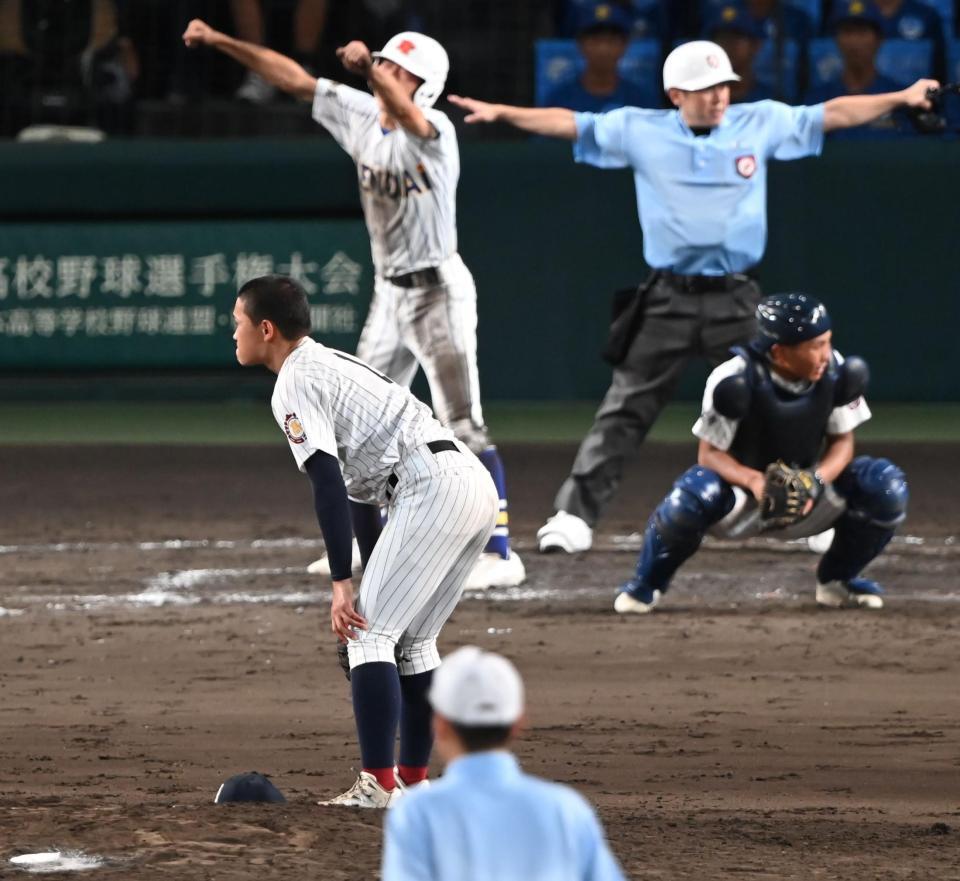 タイブレークの１０回、健大高崎・石田雄星にサヨナラ内野安打を許し、うなだれる有明・斉藤遼汰郎（手前）＝撮影・高部洋祐
