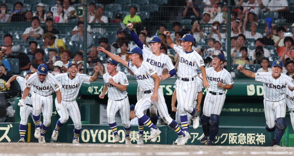 １０回、サヨナラ勝ちに喜ぶ健大高崎ナイン（撮影・中田匡峻）