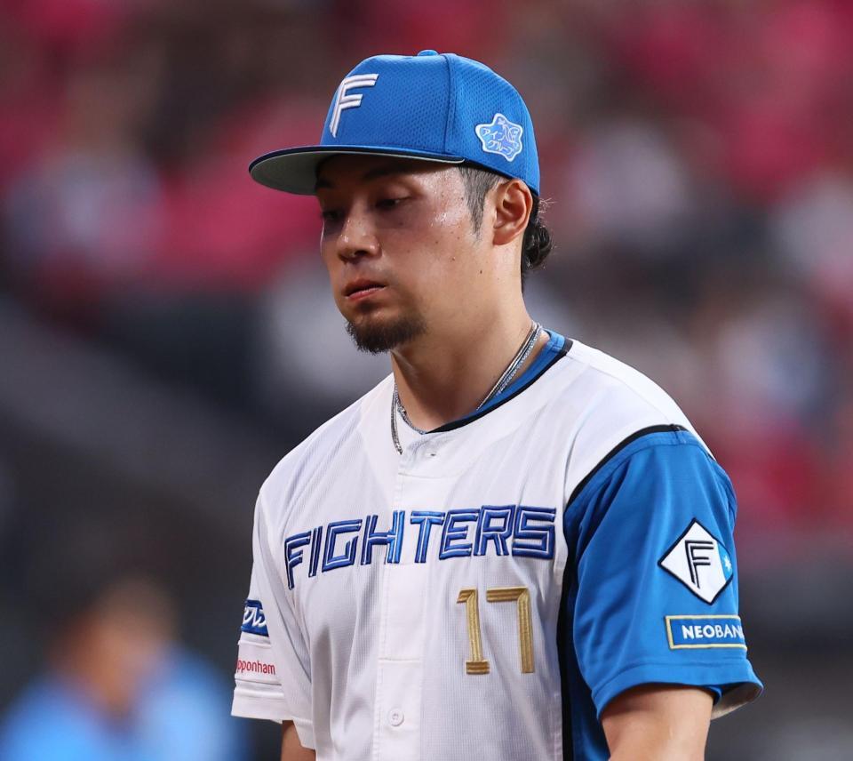 ３回、４失点し、うつむきながらベンチに戻る伊藤（撮影・中島達哉）