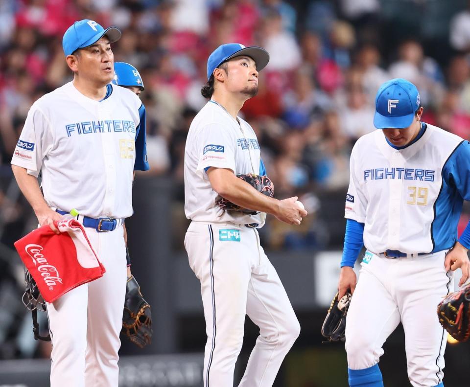 ３回、３点を失い、マウンドに集まる伊藤（中央）ら日本ハムナイン（撮影・中島達哉）